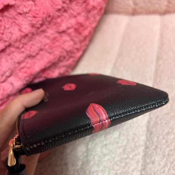 NEW Coach Corner Zip Wristlet  Black/LM Multi LIPS PRINT - Picture 4 of 12